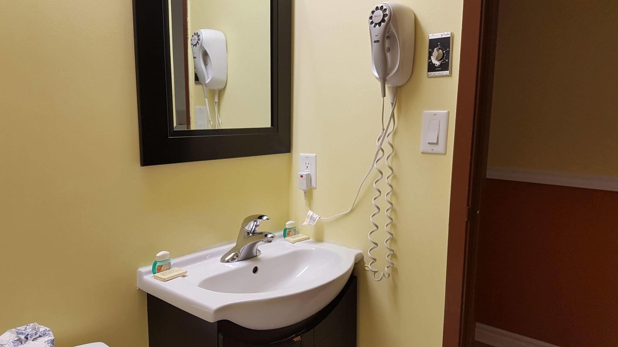 Budget Inn 2000 Хамилтън Екстериор снимка